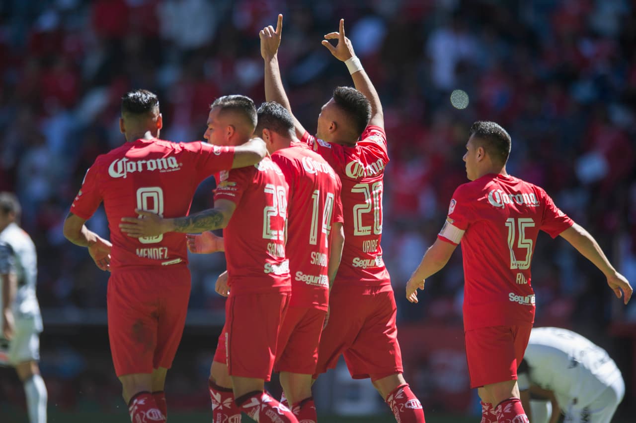 Con la confianza del marcador a favor, Toluca empezó a manejar el partido en su casa.
