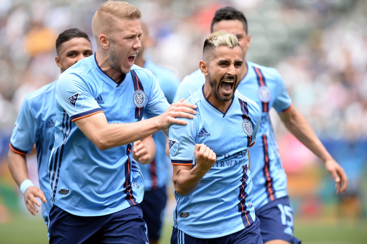 El mediocampista argentino Maximiliano Moralez (derecha) anotó de tiro penal al 45'+6 el 2-0 para los visitantes.