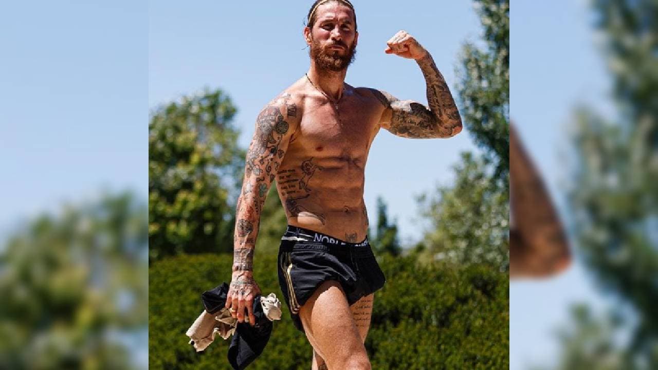 No desperdicia momentos para presumir la tinta en su cuerpo.