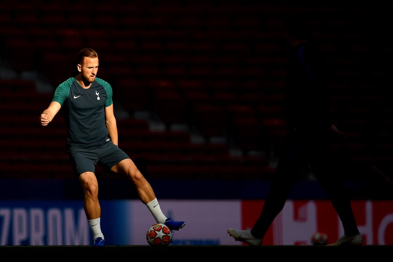 Todo está listo para que comiencen las emociones este sábado en el Metropolitano por la Final de la UEFA Champions League. Con la presencia de Harry Kane entrenando a la par de sus compañeros y dialogando con Hristo Stoichkov, el Tottenham Hotspur definió sus últimos detalles.