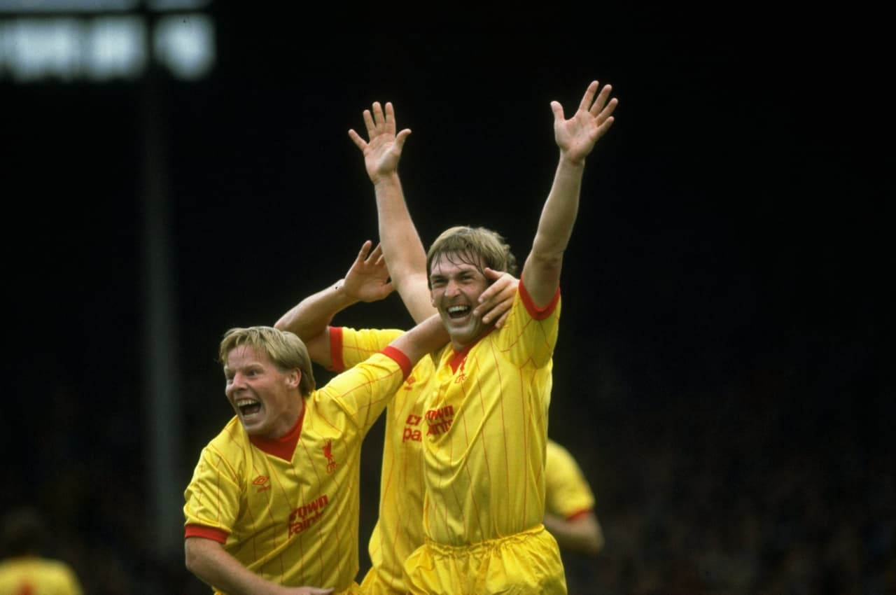El histórico delantero escocés Kenny Dalglish (der) quien jugó en el Liverpool, asumió el doble rol en 1985, sus resultados fueron muy buenos, ganó tres ligas, dos FA Cup y cuatro Charity Cups.
