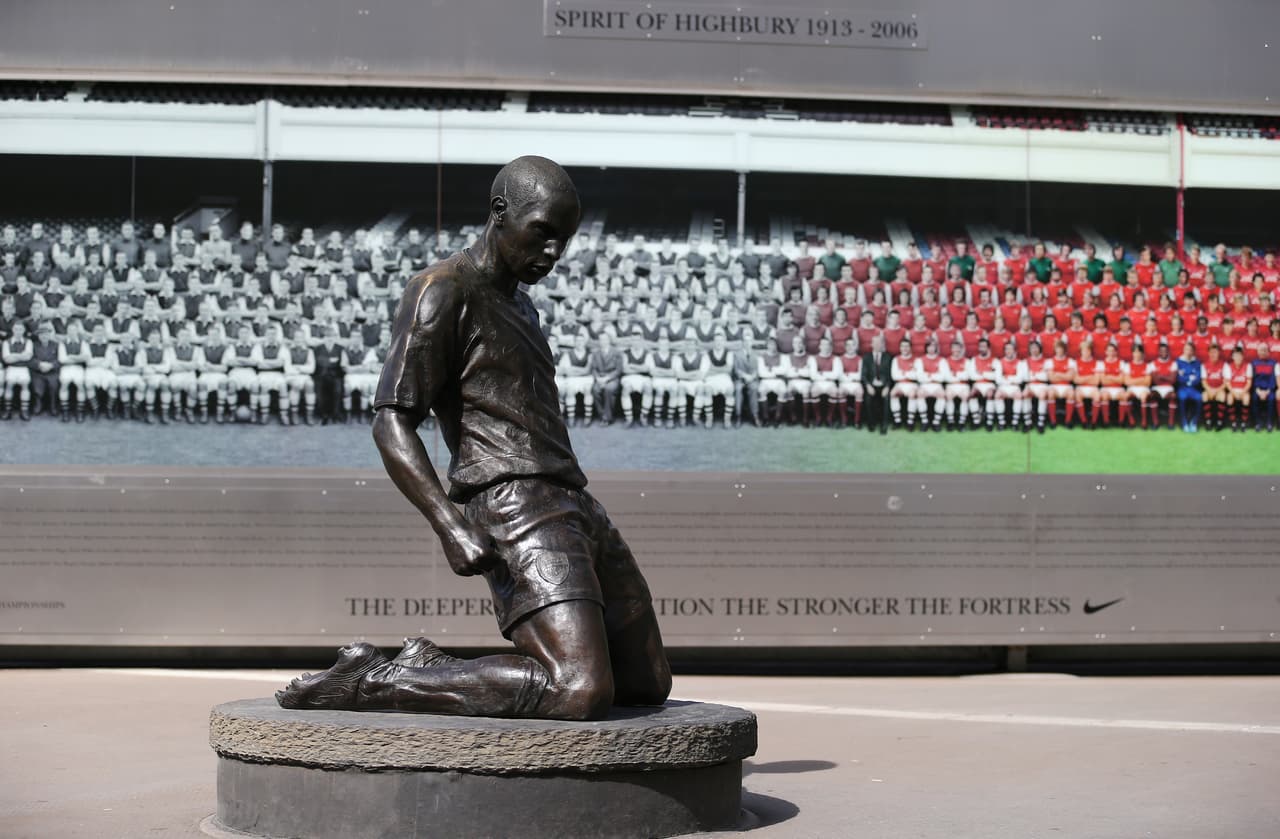 Afuera del estadio del Arsenal, hay una estatua de Thierry Henry por ser el mayor goleador en la historia de los ‘gunners’.