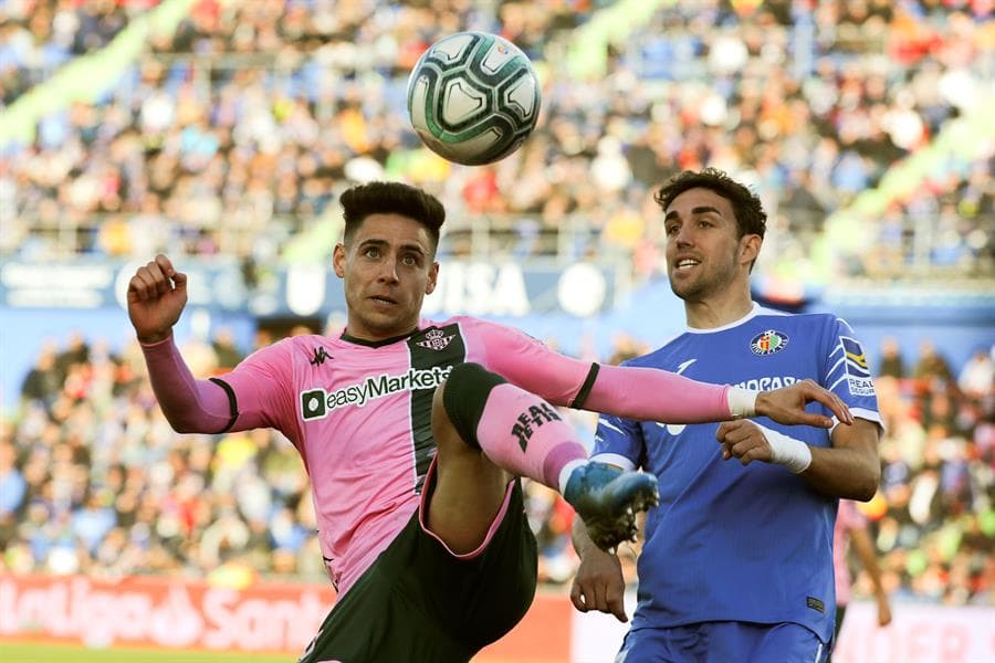 El delantero Jaime Mata del Getafe y el defensor Álex Moreno del Real Betis.