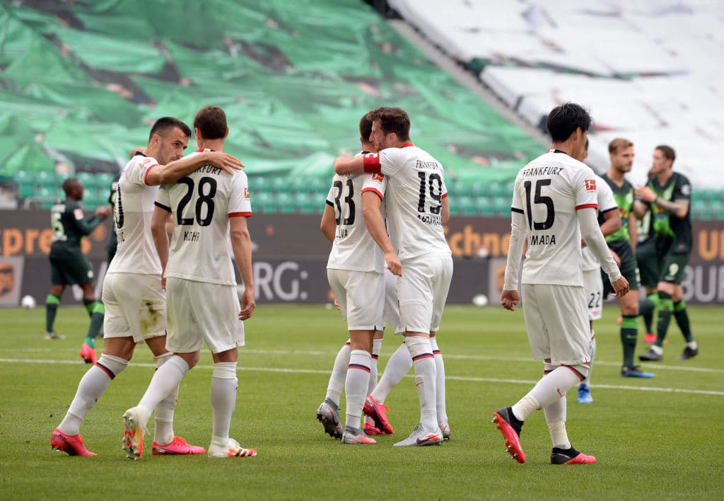 Jugadores del Frankfurt celebran luego de que Daichi Kamada marcara el 1-2.