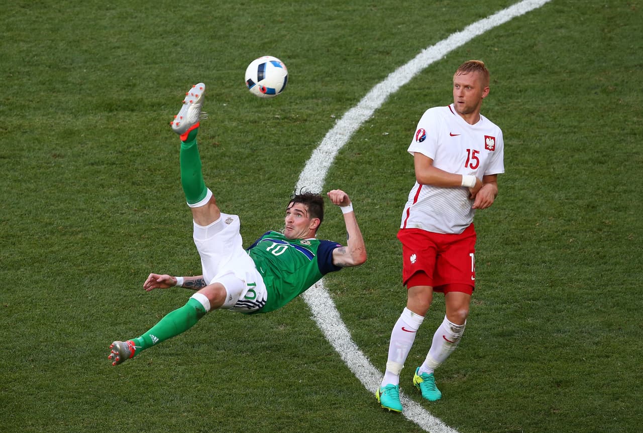 Polonia fue el equipo que tuvo opciones más claras en el primer tiempo pero la defensa irlandesa y las fallas al definir mantuvieron el 0-0 por largo tiempo.