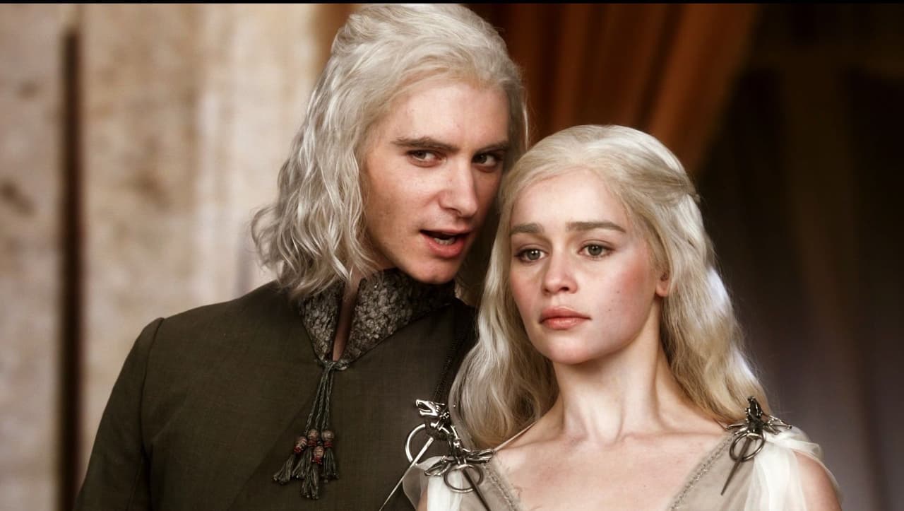 Por otra parte, se encuentra la familia Targaryen, Viserys y su hermana Daenerys, el emblema de su familia es un dragón.