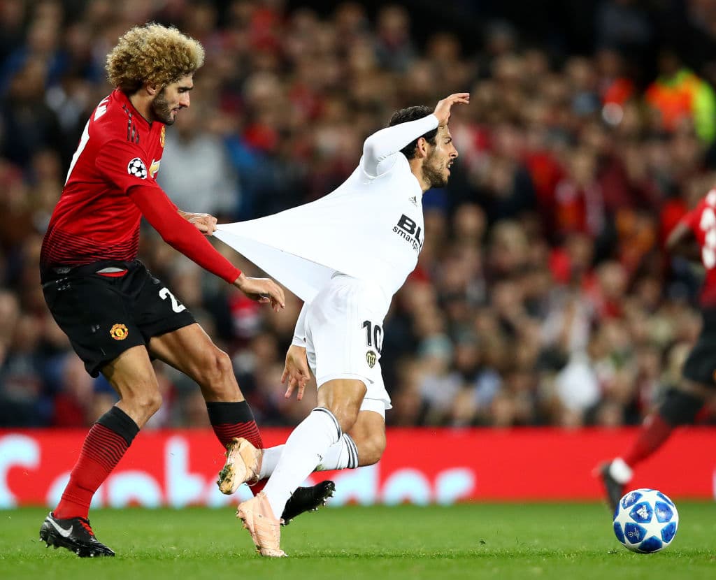 Fellaini, con esta jugada, jalando descaradamente de la camiseta a Parejo (10), denotaba la frustración colectiva del equipo por la falta no solo de buenos resultados sino de una inoperancia de juego.