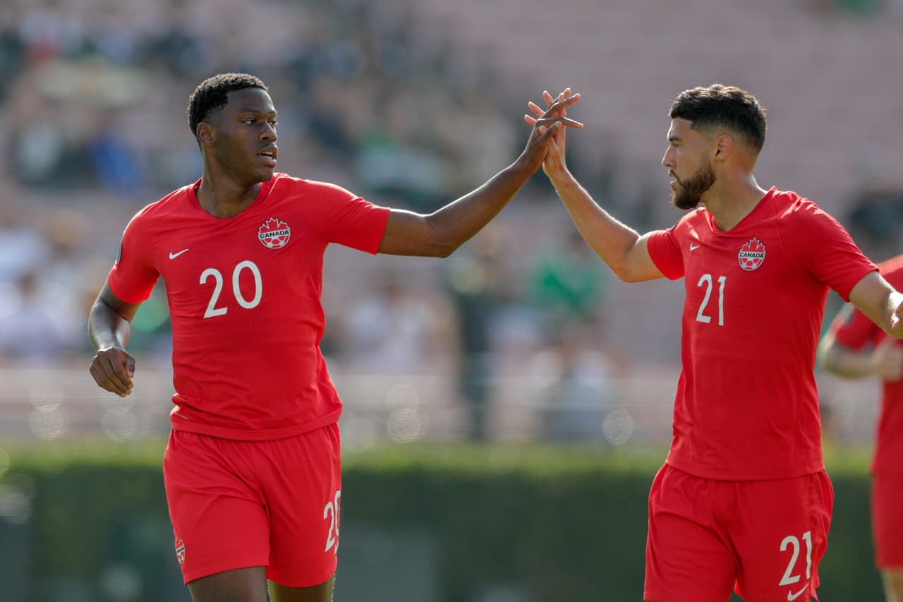 El delantero del Gent de Bélgica no dudó y marcó el primer tanto para su selección.