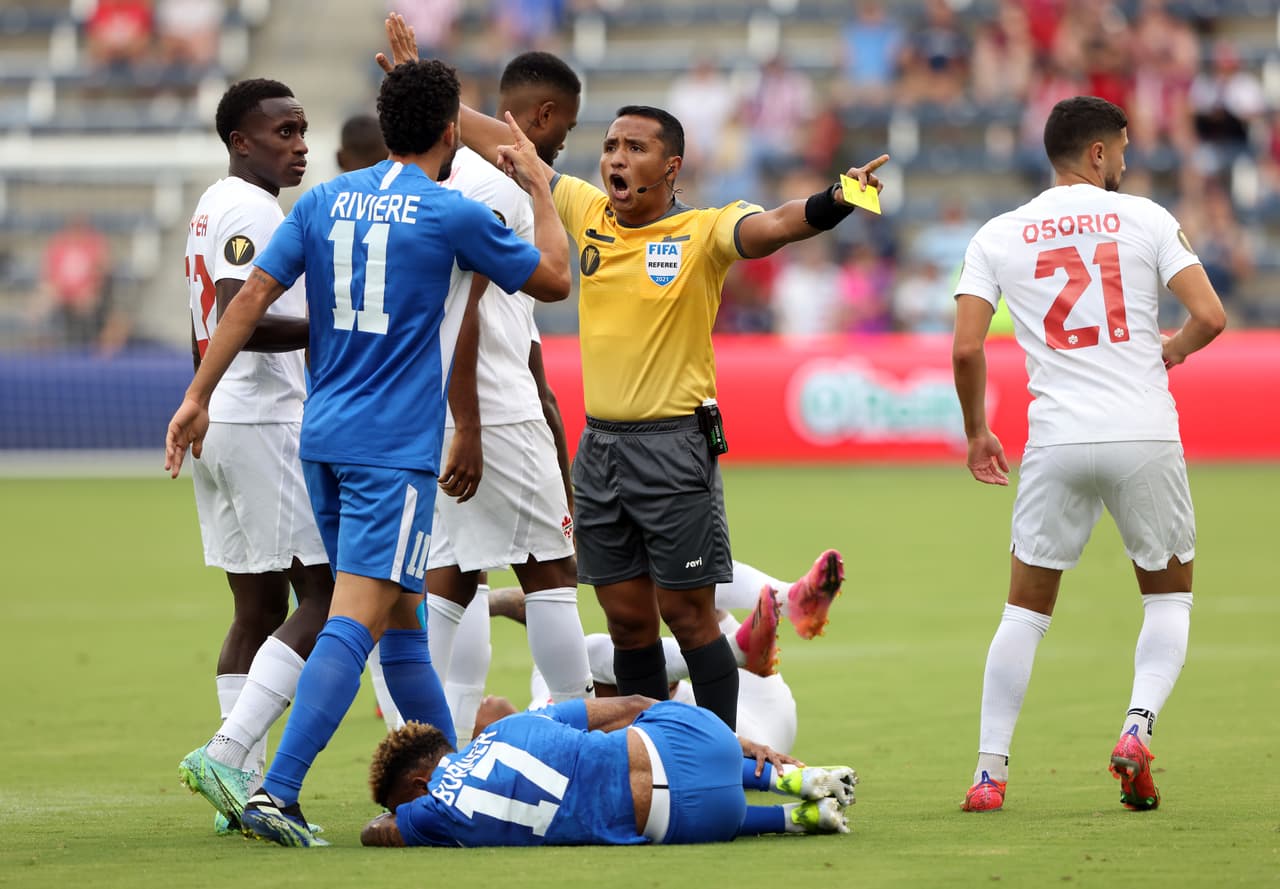 El arbitraje de Ivan Barton tuvo su dósis de polémica, principalmente por una jugada que pudo haber sido roja para Cavallini.