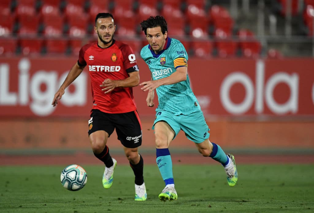 Lionel Messi toca su primer balón en el partido y Joan Sastri es el encargado de marcar al argentino en su primer jugada.