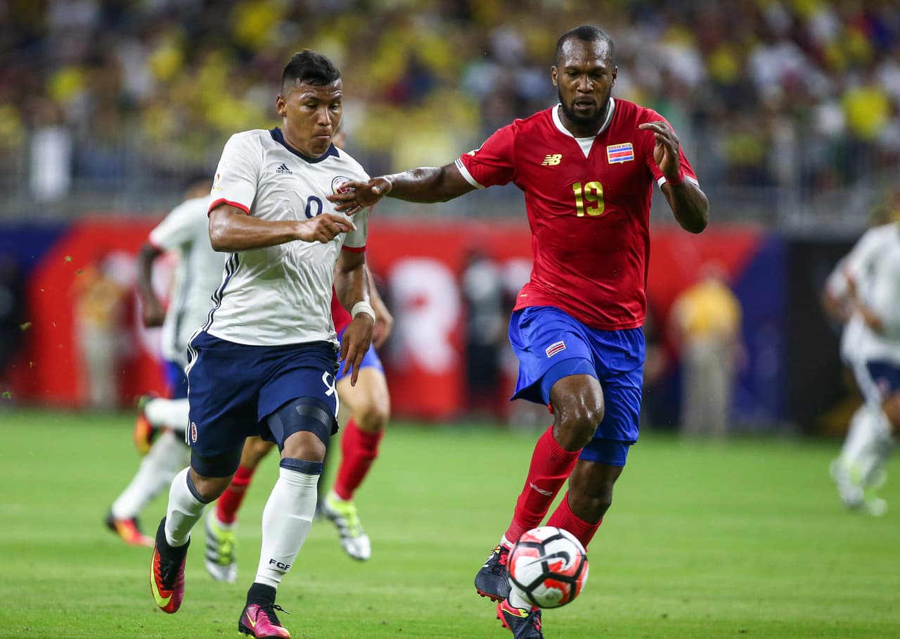 Recuerdos plagados de historia: Kendall Waston -que por ese entonces era destacado en MLS- lucía la camiseta de Costa Rica frente a Roger Martínez, de Colombia.
<br>