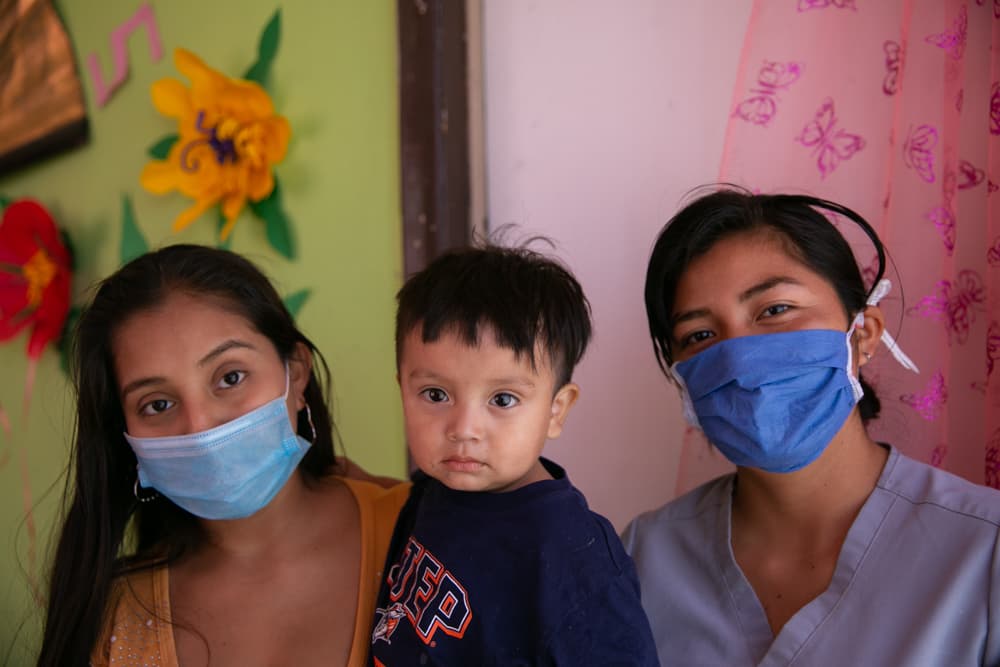 <b>"Quería trabajar en Estados Unidos",</b> asegura Deisi Caal Tiul, una guatemalteca de 18 años que viajó desde su país con su bebé de apenas un año y su amiga Olga Marina Choc, de 21. Tras ser devueltas a Ciudad Juárez bajo el Título 42 fueron recibidas en un albergue que originalmente fue creado para atender a mujeres transexuales solicitantes de asilo. "Nos dijeron que estaba abierta la frontera", cuenta Choc al referirse a la idea que les vendió el coyote. "Pero al llegar a la frontera nos enteramos de que no, que estaba cerrada". Ellas aseguran que no volverán a su país; esperarán el tiempo que sea necesario para poder volver a presentarse ante las autoridades migratorias y pedir asilo.