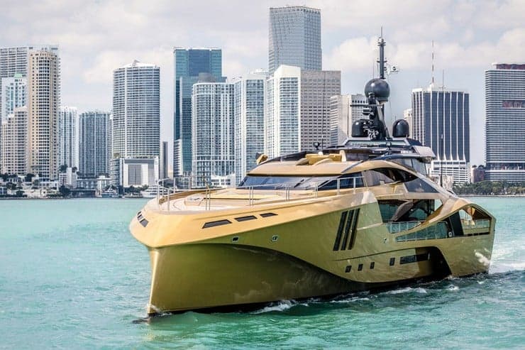 Un yate no suena nada mal, pues con tan solo 27.53 millones de dólares podrías obtener un yate Palmer Johnson de lujo, con un exterior dorado, cinco cabinas, una master suite y una suite VIP. ¡Un yate perfecto!