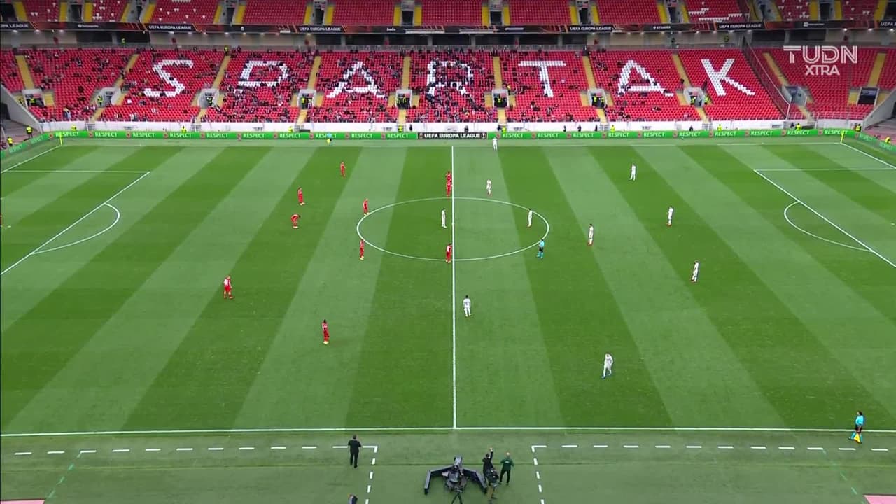 Arranca el partido y la pelota está en juego.