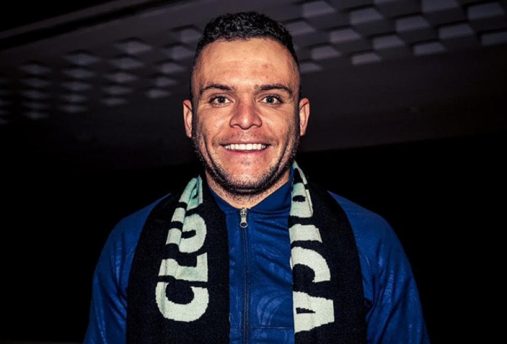 Cabecita llega a México para reportar con América y ya luce los colores del equipo