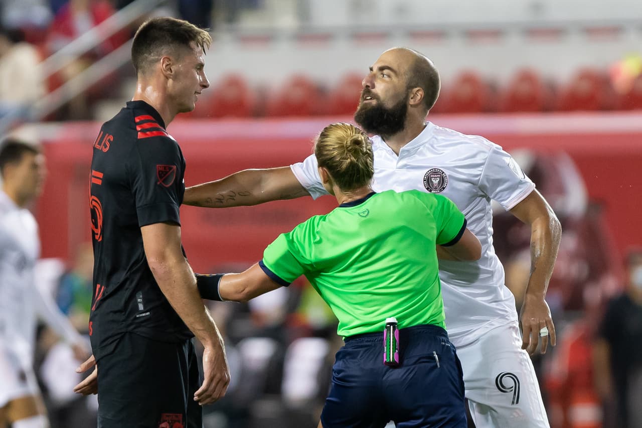 La referí Tory Penso anuló un gol anotado por Gonzalo Higuaín en la segunda parte.
<br>