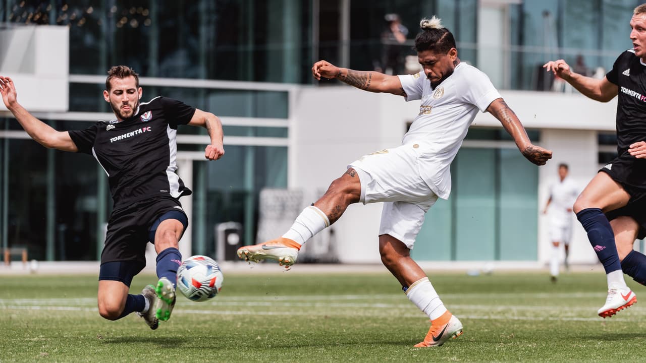 Josef Martínez, regresando a las canchas en un partido de entrenamiento.