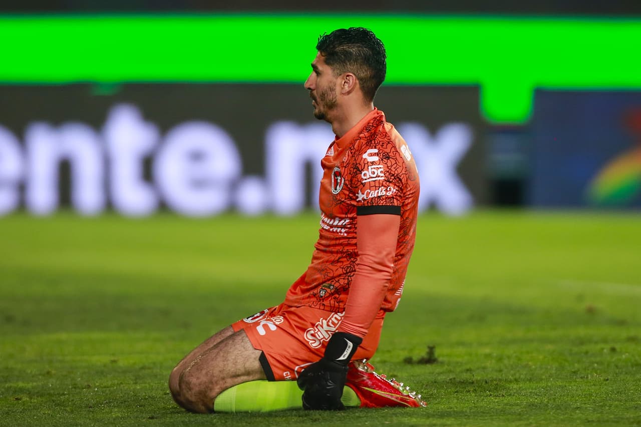Pachuca perdonó a Xolos y hasta se dio el lujo de fallar un penal por conducto de Nico Ibáñez. El punto le alcanzó para recuperar el liderato por la diferencia de goles.