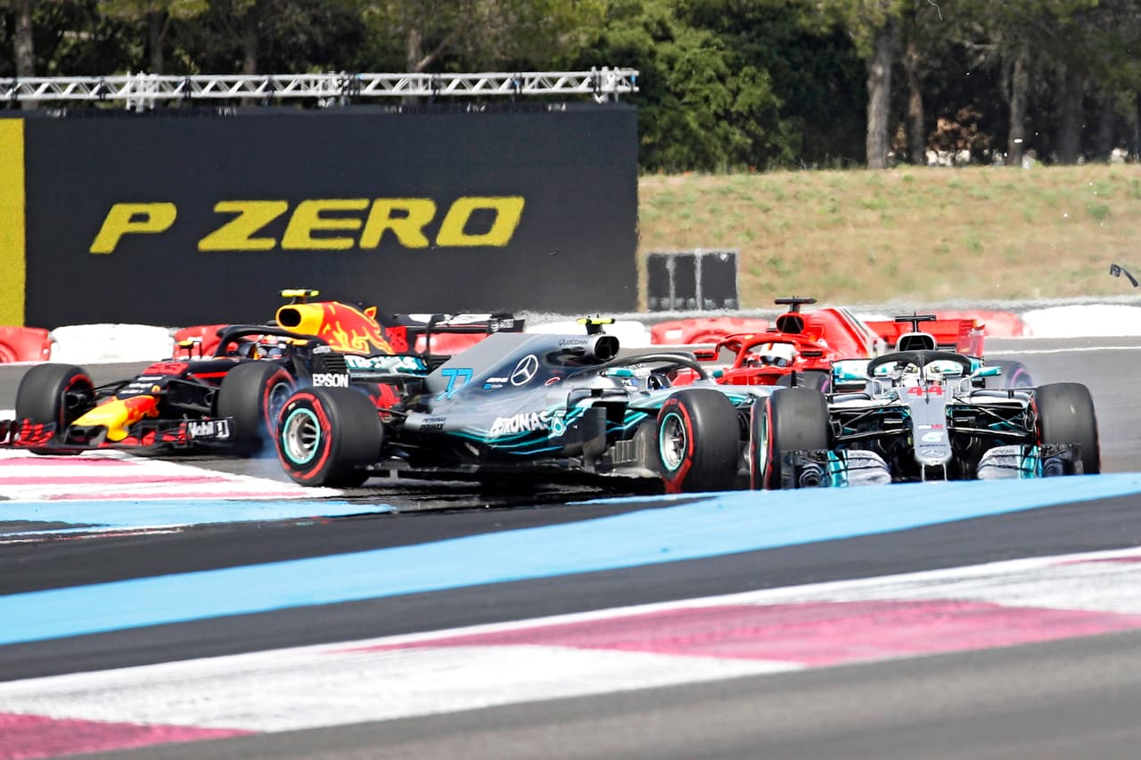 Del incidente en la primera curva salió sin problemas Hamilton, se vio perjudicado su compañero de Mercedes, el finlandés Valteri Bottas.
