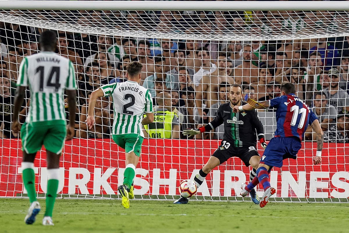 El Levante se encargó de ponerle emoción al inicio de la Liga Española con un contundente triunfo por 3-0 sobre el Real Betis en condición de visitante. José Luis Morales (derecha) marcó doblete.