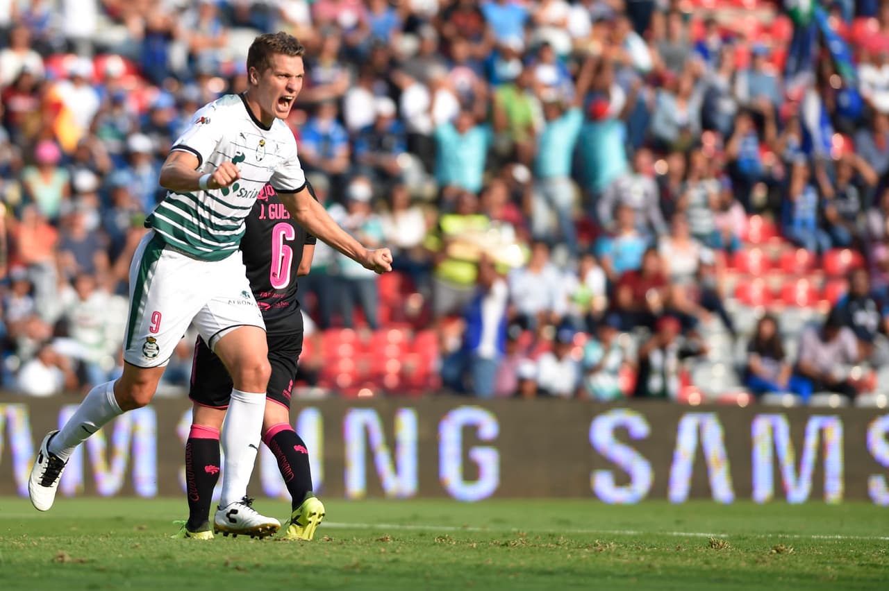 <b>Delantero:</b> Julio Furch (Santos, 120)