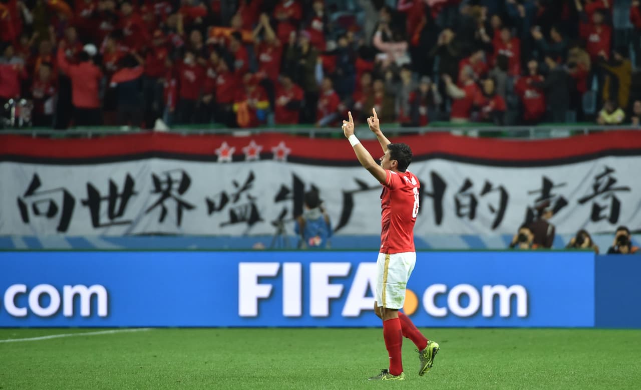 En China se reunió con Luiz Felipe Scolari, y también con Robinho. Logró la Champions de Asia en 2015 para jugar nuevamente el Mundial de Clubes de aquel año.