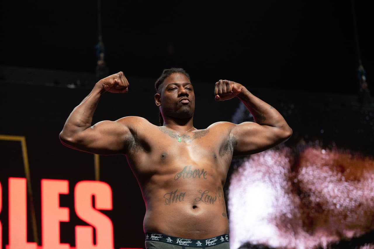 Gerald Washington (236.5 libras) y Charles Martin (254 libras) en eliminatoria de la FIB en peso completo.