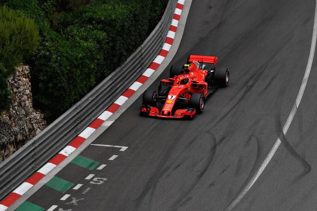 En el cuarto sitio llegó el finlandés de Ferrari, Kimi Raikkonen, quien estuvo persiguiendo a los punteros casi todo el tiempo pero no pudo superar ese topa. Marcha quinto en las clasificaciones.