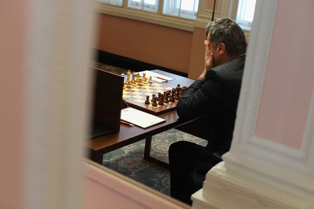 El sacerdote y el abogado se preocupan por el chico, pues temen que llegue un punto en que pueda volverse loco