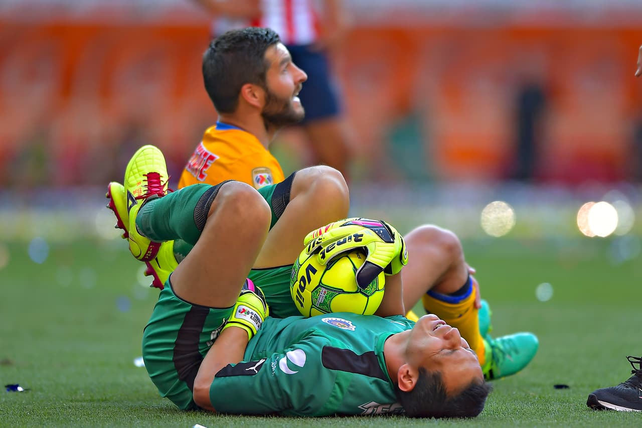 Un descuido de Cota puso a sufrir a la afición de Chivas. Gignac estuvo cerca de robar el balón dentro del área chica.