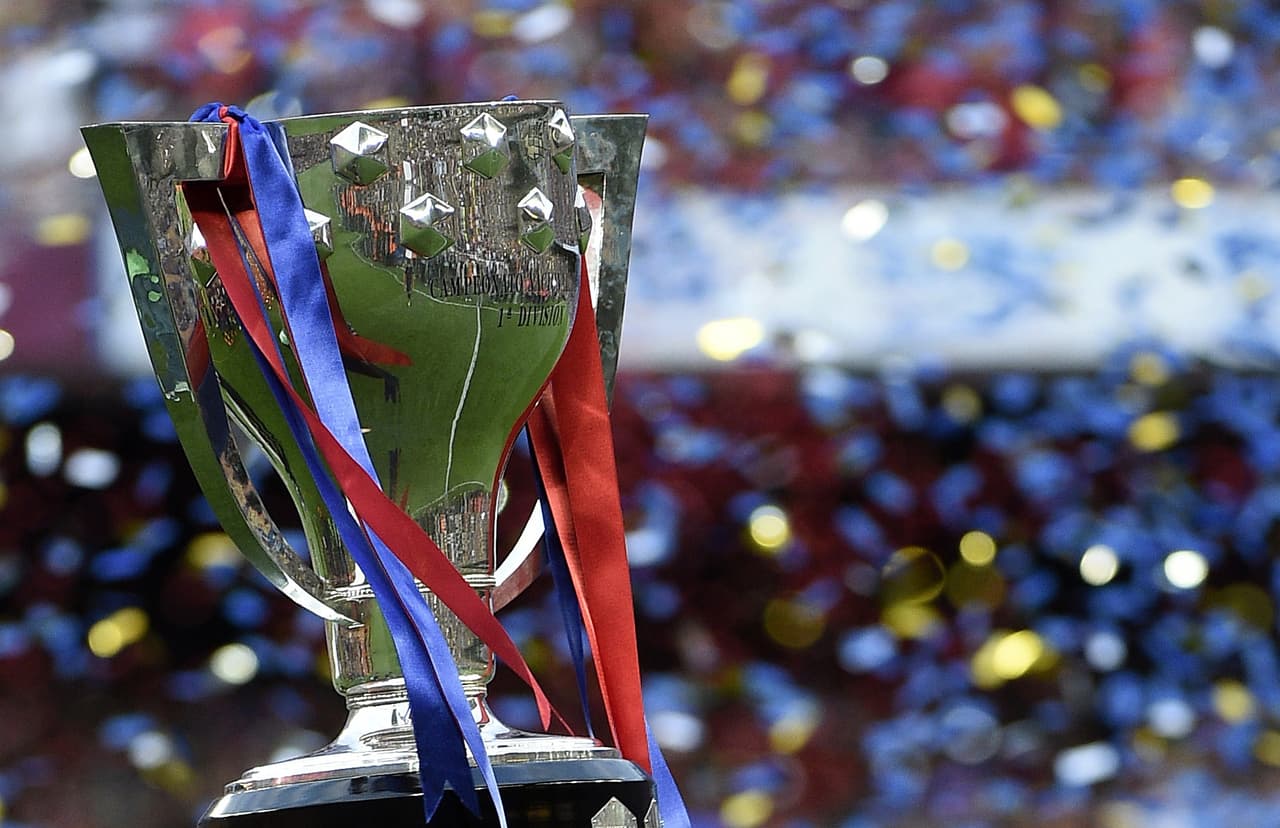 Unseen Barcelona's midfielder Xavi Hernandez holds up the trophy for the Spanish league title of 2014/15 after the Spanish league football match FC Barcelona vs RC Deportivo La Coruna at the Camp Nou stadium in Barcelona on May 23, 2015. AFP PHOTO / LLUIS GENE (Photo credit should read LLUIS GENE/AFP/Getty Images)