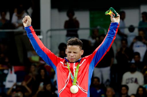 El cubano Ismael Borrero se colgó la medalla de oro en la categoría de los 59 kilogramos de lucha grecorromana, luego de vencer al japonés Shinoby Ota dentro de los Juegos Olímpicos Río 2016.