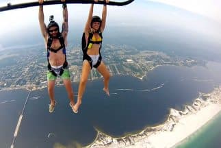 Estos chicos cuelgan de un helicóptero antes de lanzarse en paracaídas