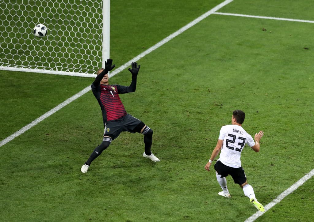 Intento tras intento los germanos iban aumentando su presión pero también en desesperación porque ese 1-1 parecía lapidario y definitivo. Aquí Mario Gómez fallando a quemarropa ante el arquero Olsen.