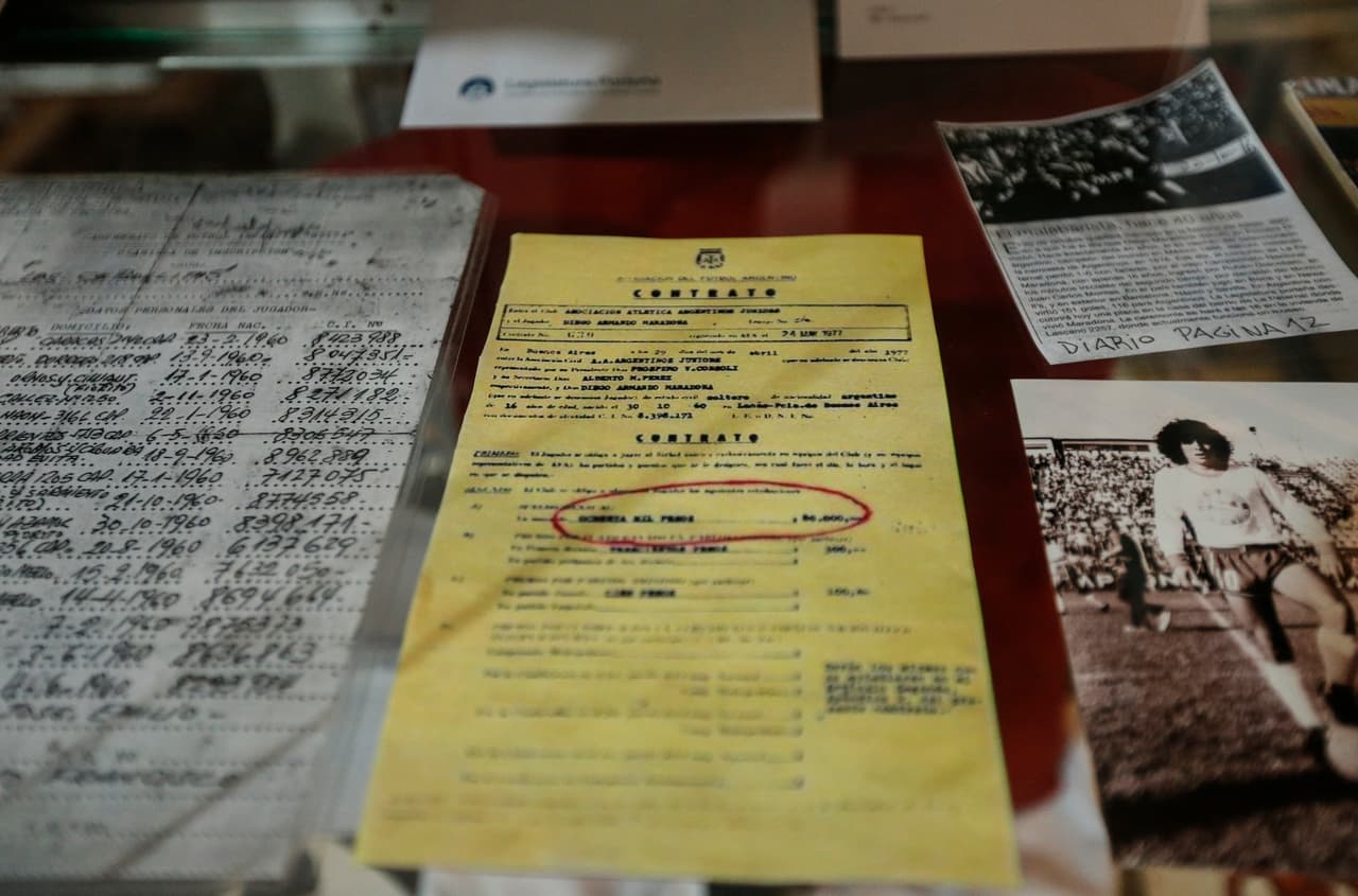 En el sitio se puede ver incluso cuál fue el primer contrato que firmó Diego Maradona como jugador de fútbol.
