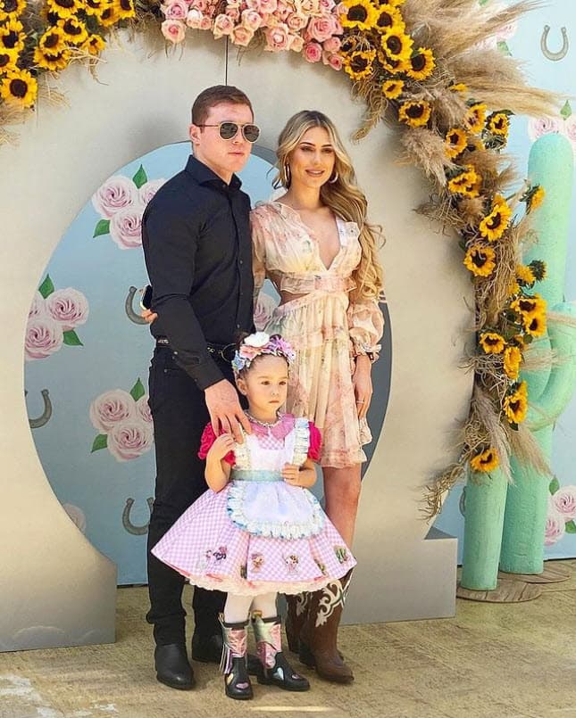 En enero de 2021, el ‘Canelo’ y Fernanda Gómez celebraron el tercer cumpleaños de su hija con una fiesta de temática campestre, donde hubo un carrusel y caballos reales.