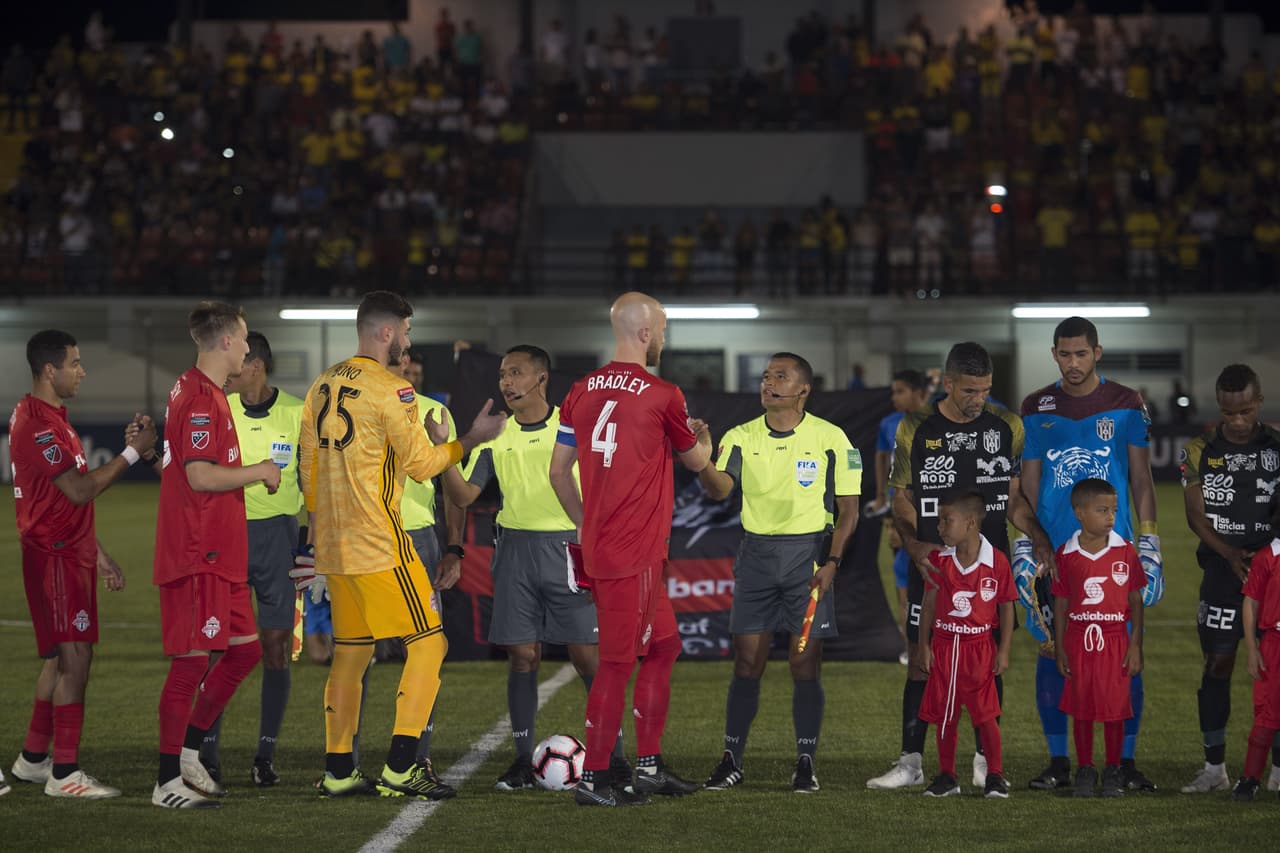 El modesto Club Independiente La Chorrera de Panamá le daba la bienvenida en su campo al Toronto FC por la Ida de los Octavos de final de la Concacaf Champions League en el estadio Agustin Muquita Sanchez en la ciudad de La Chorrera.