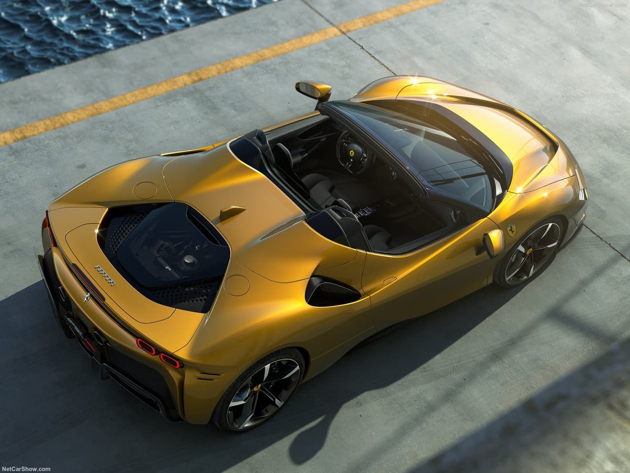 En conjunto, el motor a gasolina y las unidades eléctricas permiten que este superdeportivo genere unos impresionantes
<b>986 caballos de fuerza y 590 lb-pie de torque</b>, suficientes para catapultarlo de 0 a 62 mph (100 km/h) en 2.5 segundos, de 0 a 124 mph (200 km/h) en 7 segundos y hasta las 211 mph (340 km/h) como velocidad máxima.