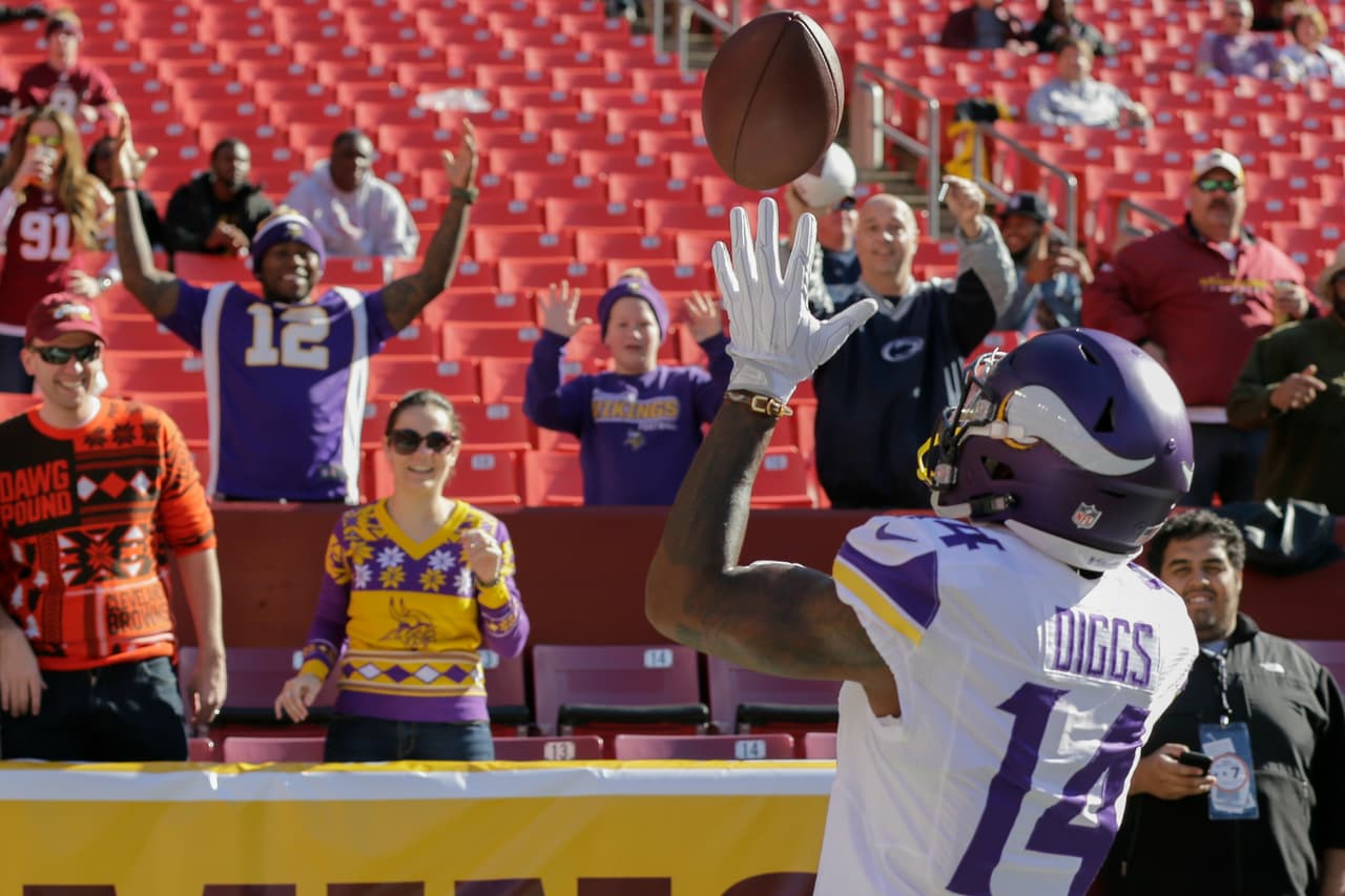El receptor de los Vikings Stephon Diggs complació a los aficionados regalando balones.