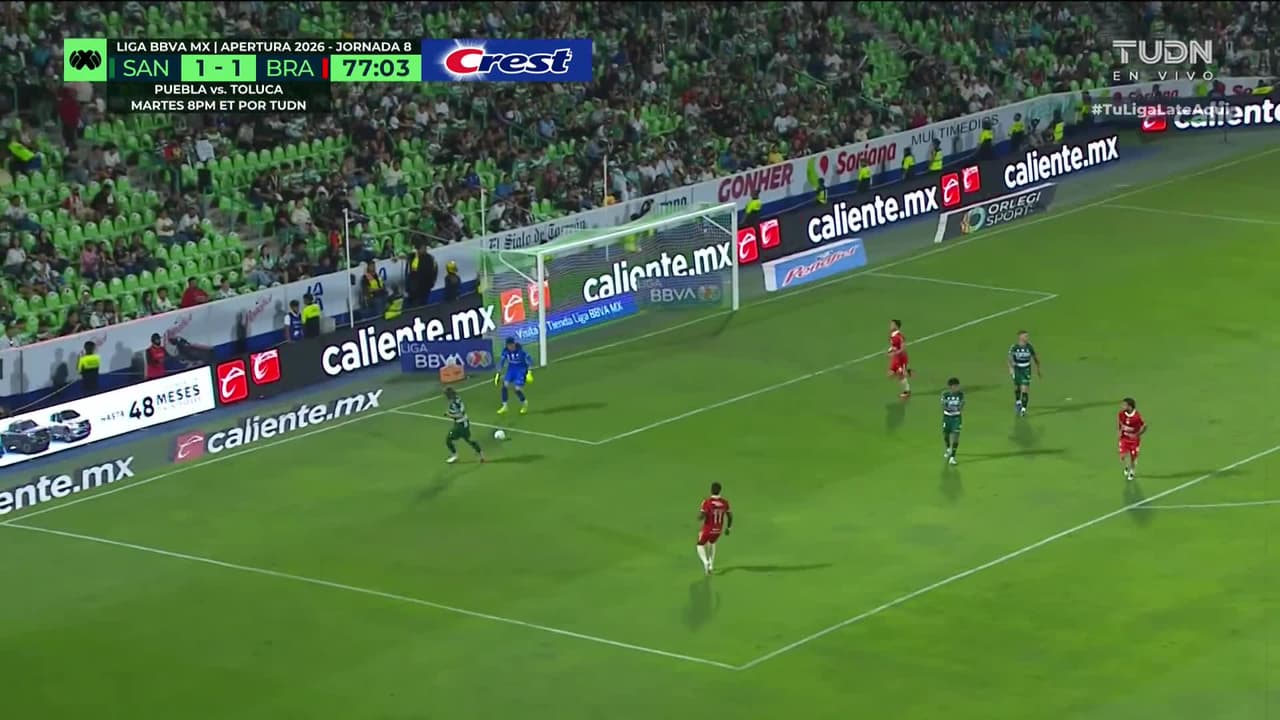 ¡GOL!  anota para Santos Laguna. Esteban Lozano