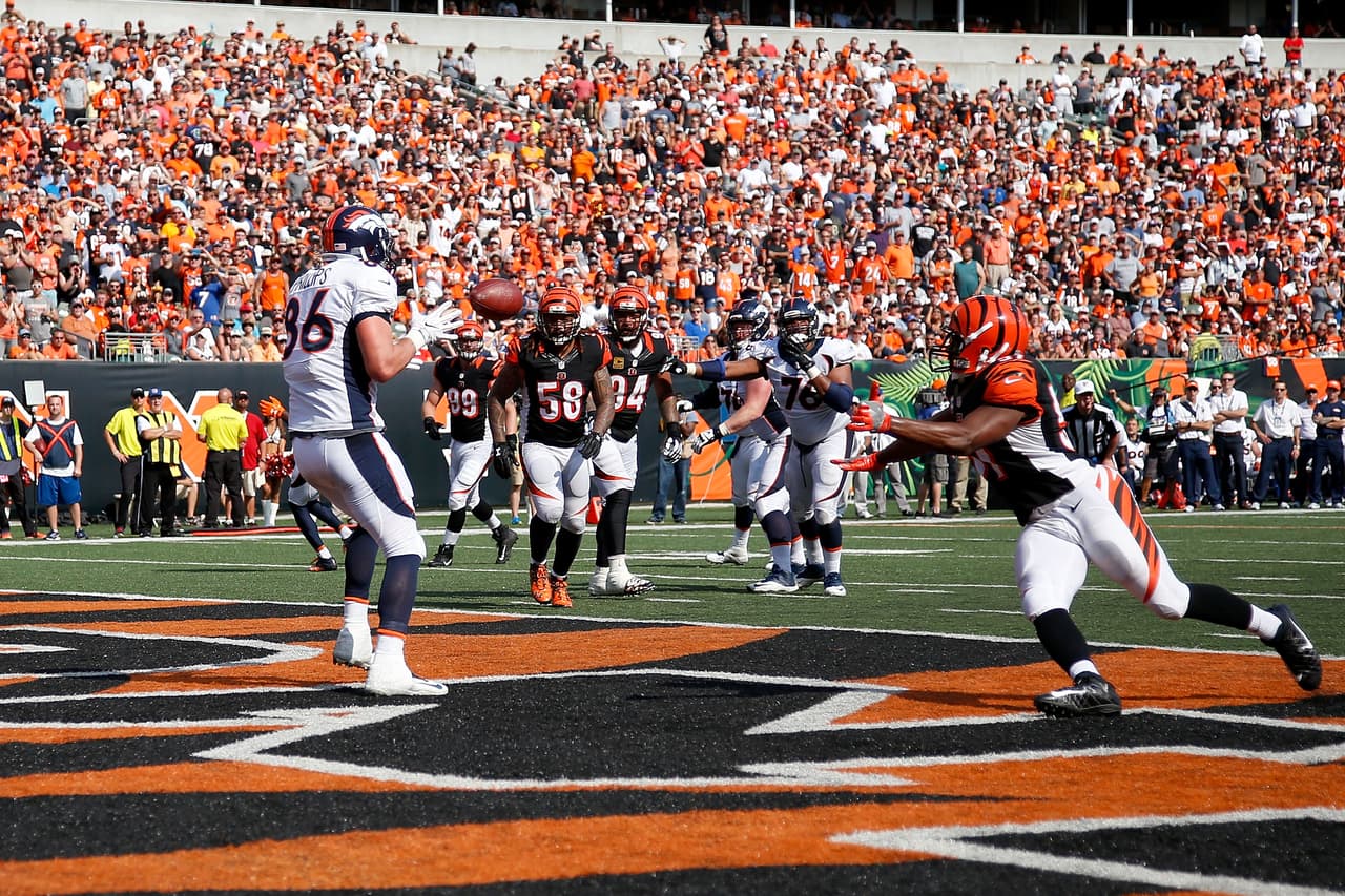 El Paul Brown Stadium se quedó mudo ante la anotación de John Phillips de los Broncos.