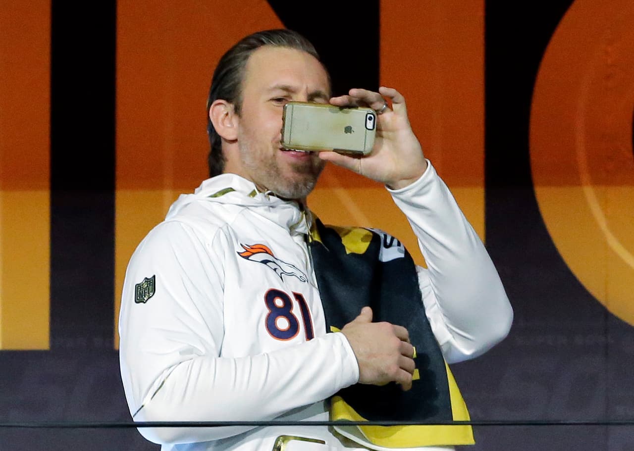 El ala cerrada Owen Daniels no pierde la oportunidad de una buena foto del recuerdo.