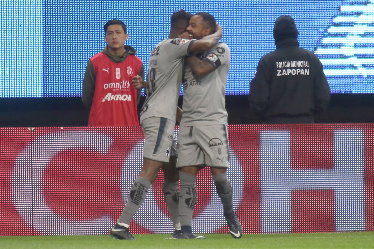 Tres defensores de Chivas intentaron controlarlo pero al final, el disparo del delantero se coló para darle los tres puntos al Monterrey.