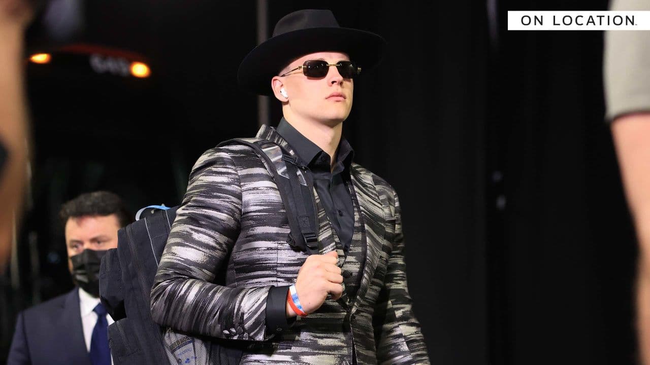 De traje, casual, formal, jeans, trajes, zapatos, tenis, gorras y con mucho glamour, los jugadores tanto de los Cincinnati Bengals y Los Angeles Rams hacen su primera aparición previa al Super Bowl LVI con estos diversos looks.