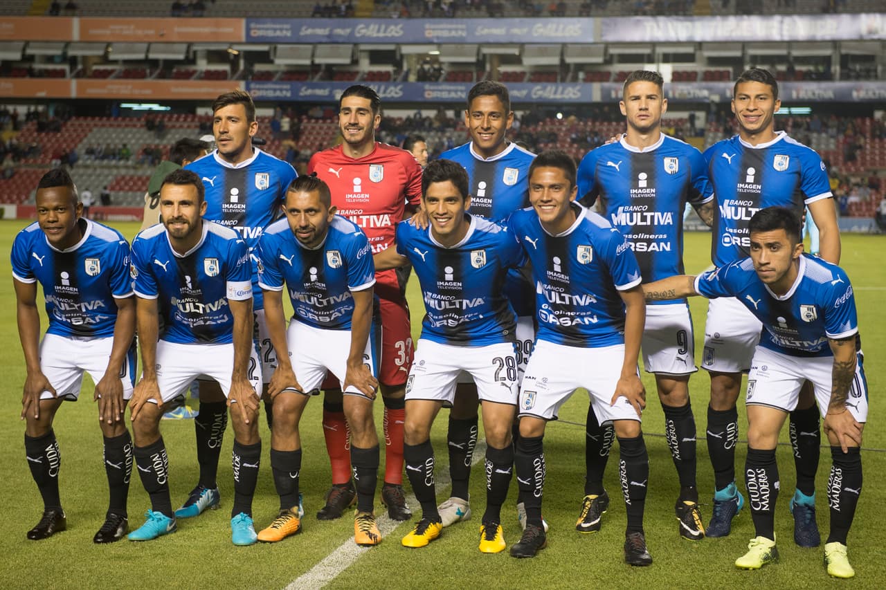 Los Gallos saltaron al campo con: Alcalá; Bornstein, Pérez, Gómez, Romo; Arellano, Trejo, Stum, Puch; Candelo y Benítez.