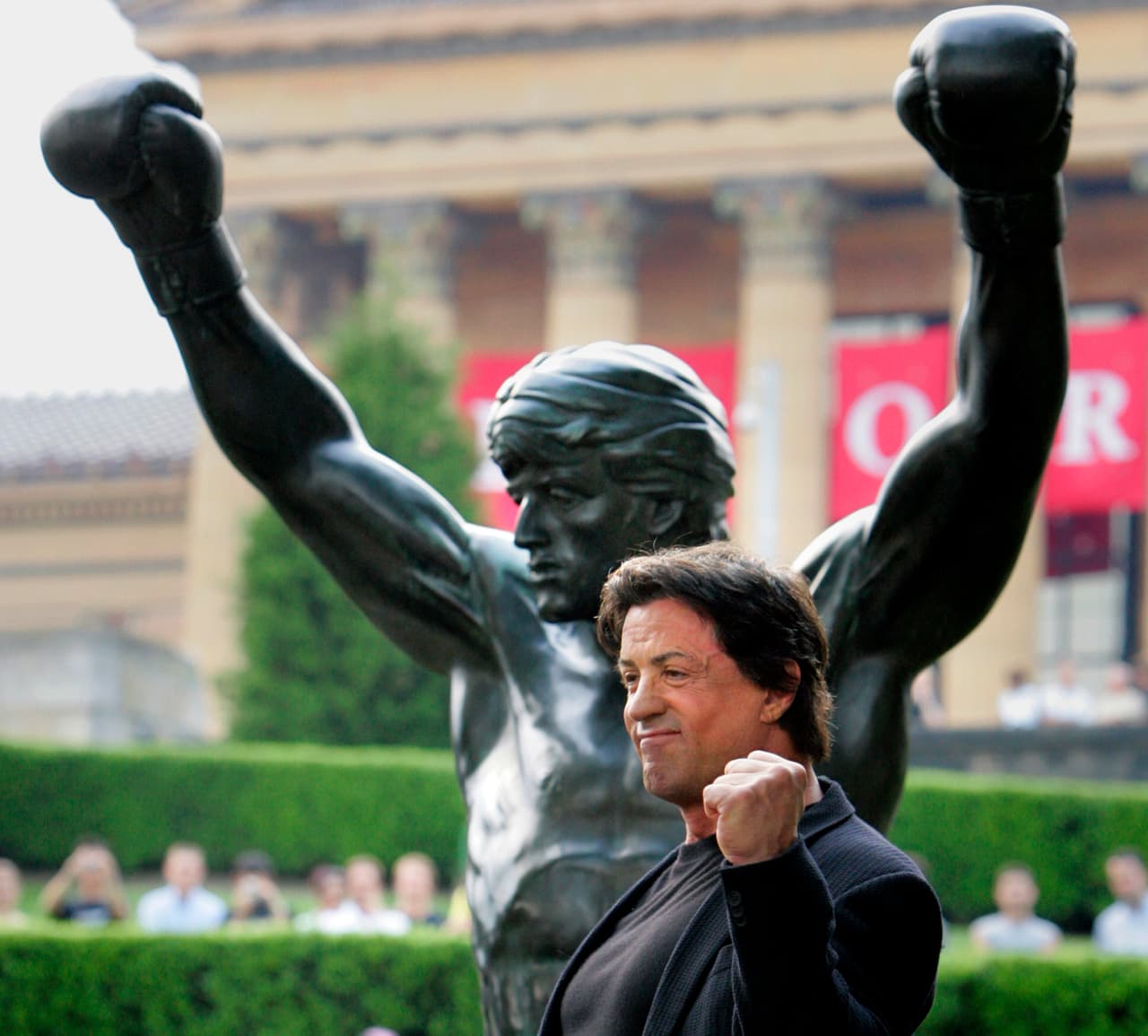 Sus principales atractivos turísticos son el Reading Terminal Market, un paraíso para comer, el Independence National Historical Park, el Liberty Bell Center, el Independence Hall y la famosa Estatua de Rocky y las escalinatas.