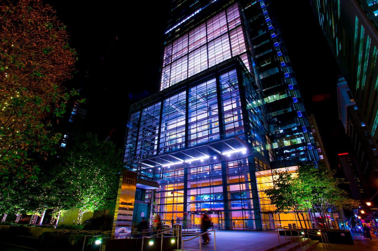 Filadelfia ha diversificado sus actividades y entablado su renovación económica. El desempleo disminuyó desde 1993 y nuevos rascacielos se construyeron en la tierra del Distrito Central de Negocios. Filadelfia sigue siendo un centro de toma de decisiones financieras de primer orden en el noreste del país. Sede de importantes compañías como Comcast.