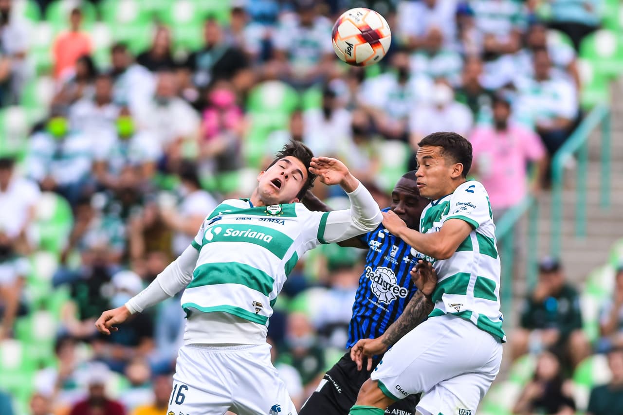 Santos logra el empate ante Gallos Blancos con un gol en tiempo de compensación.