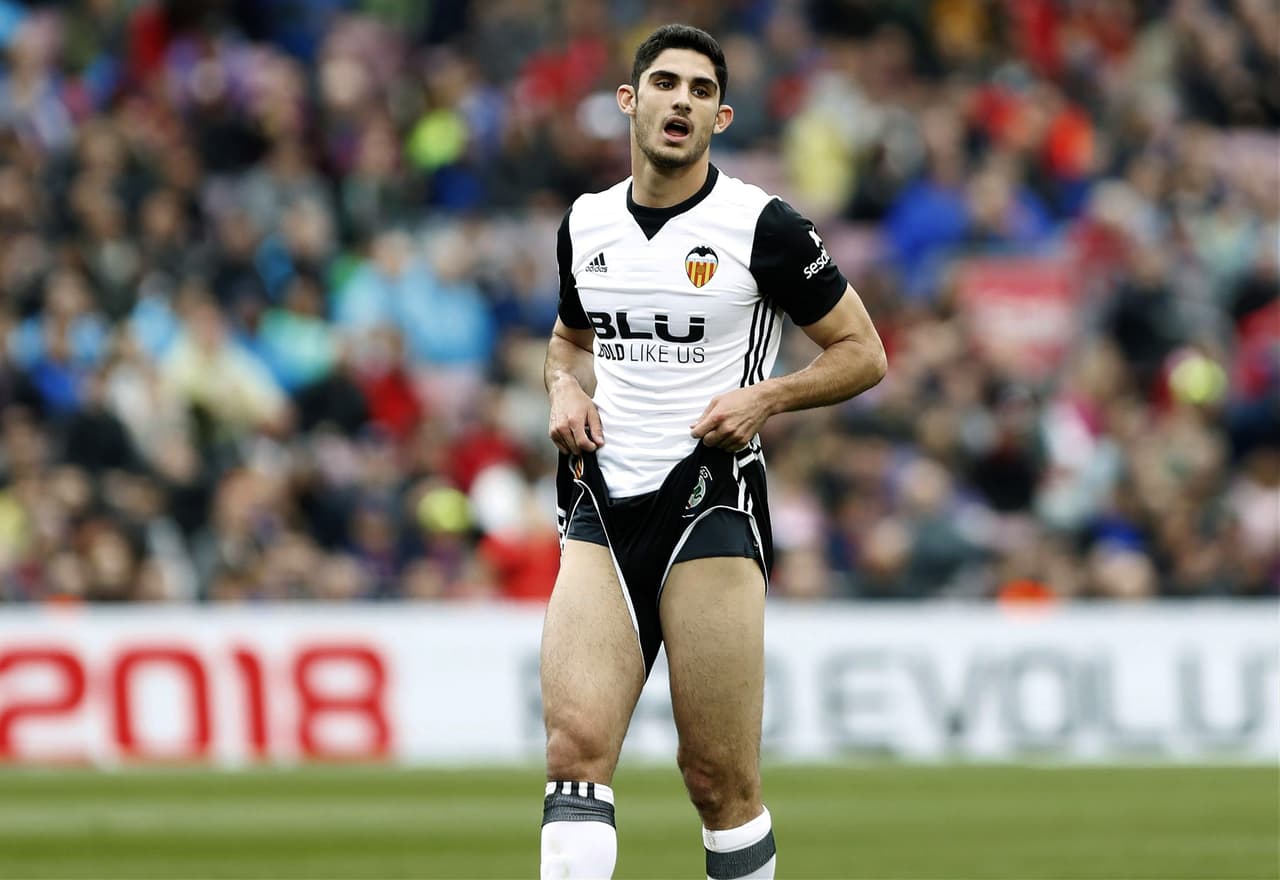 Antes de que el marcador se abriera, Gonçalo Guedes tuvo el gol del Valencia con un gran remate pero Mar-André ter Stegen llegó a mano cambiada para salvar a su equipo.