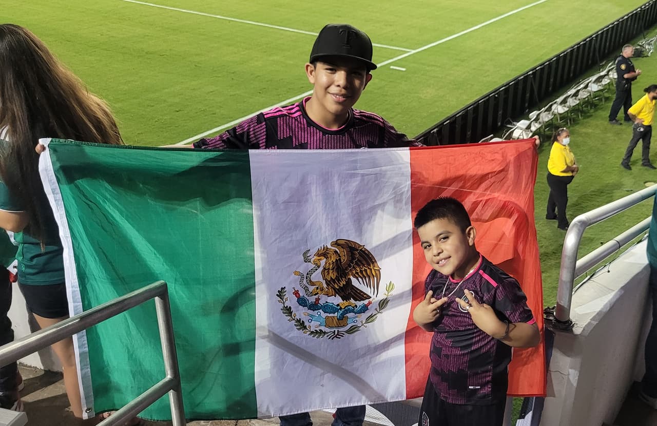 Edith Ojeda compartió la foto de sus hijos con la bandera de México.